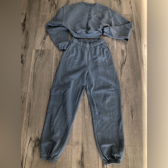 ALO Yoga Pants - ALO Yoga Celestial Blue Accolade High-Waist Joggers and Crop Sweatshirt Set